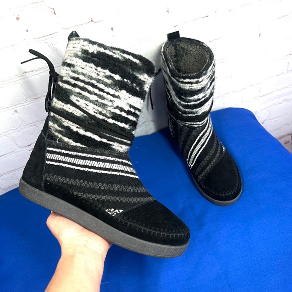 •NWOT |•TOMS•| Super Warm Faux Fur Knit Faux Suede Boots - Picture 1 of 14